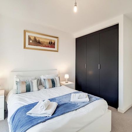 Deluxe One Bed Apartment By London Excel Bagian luar foto