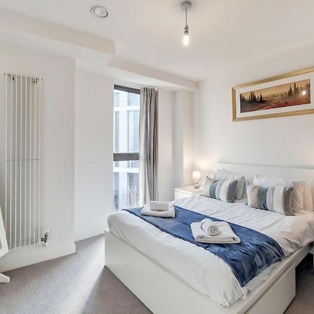 Deluxe One Bed Apartment By London Excel Bagian luar foto
